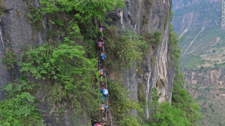 चीन : चीनको सिचुआन प्रान्तका बालबालिकाहरु स्कुल जान पहरामा भर्‍याङ चढ्दै