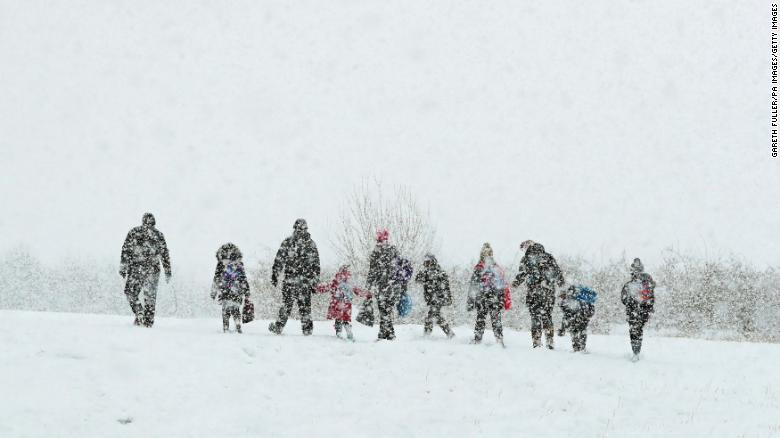 बेलायत : बेलायतको आशफोर्डमा भारी हिमपातकाबीच बालबालिकाहरु स्कुल जाँदै