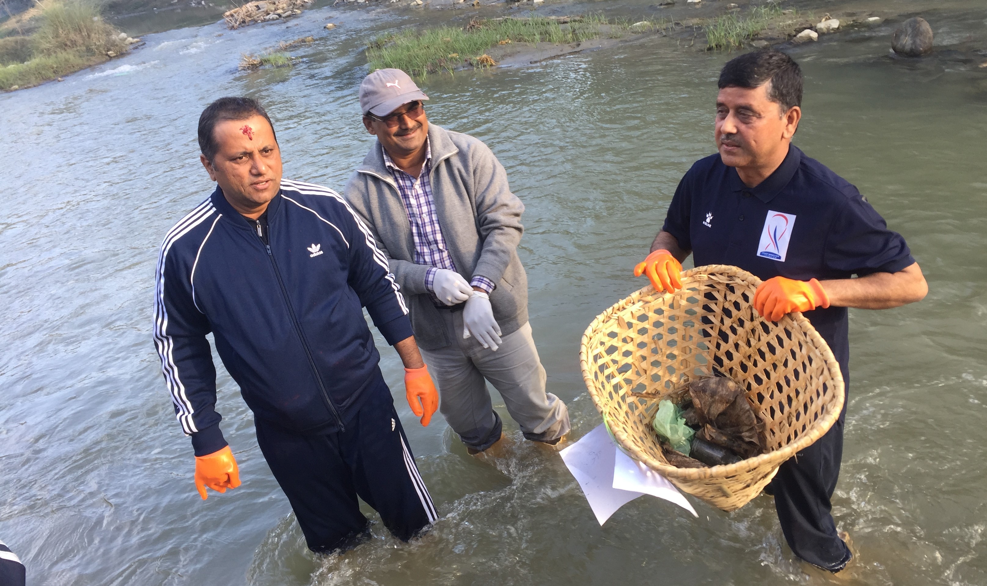 सिंघिया नदीमा सफाई अभियान शुरु, सुकुम्वासी वस्ती व्यबस्थित गरिने