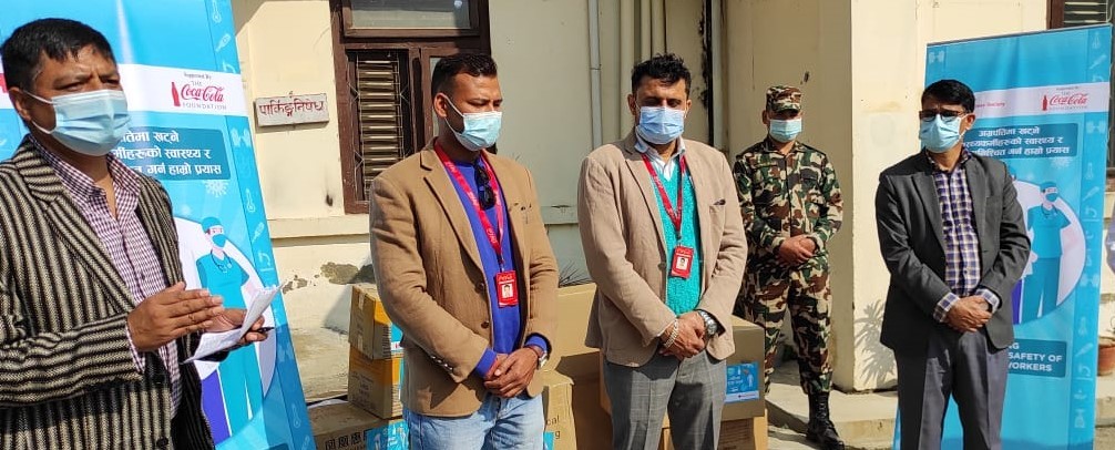रेडक्रसद्धारा धनगढीमा अस्पताललाई भेन्टिलेटर र सुरक्षा सामग्री हस्तान्तरण