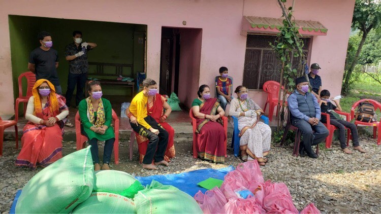 दाङका अति विपन्न ७० घर–परिवारलाइ राहत स्वरुप खाद्यन्न वितरण