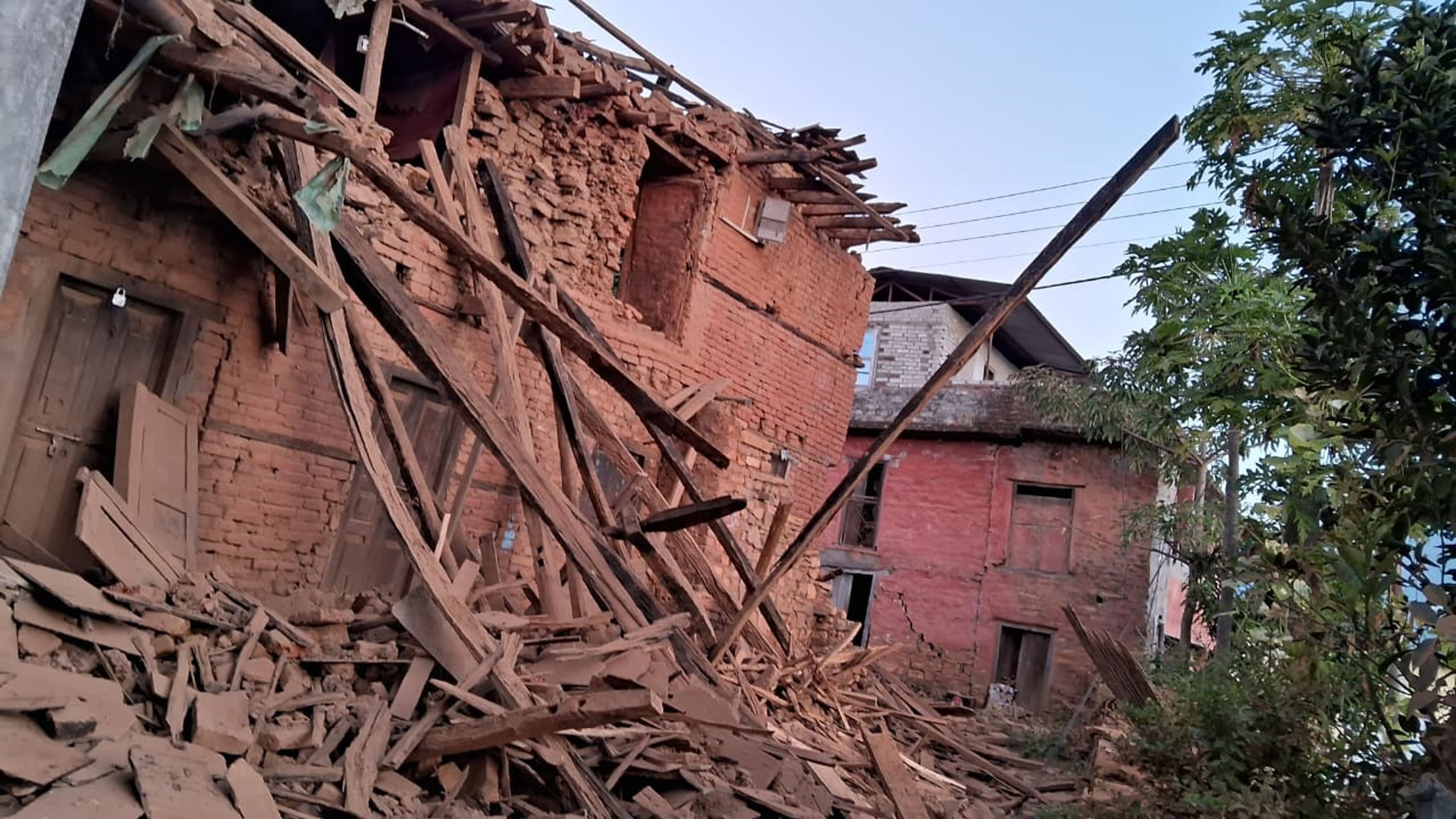 जाजरकोट र रुकुममा भूकम्पबाट कम्तिमा १२८ जनाकाे  मृत्यु